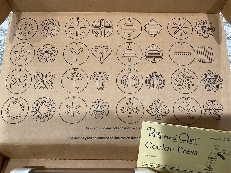 The Pampered Chef Cookie Press 1525 with 16 Discs Complete in Original Box - EUC gallery