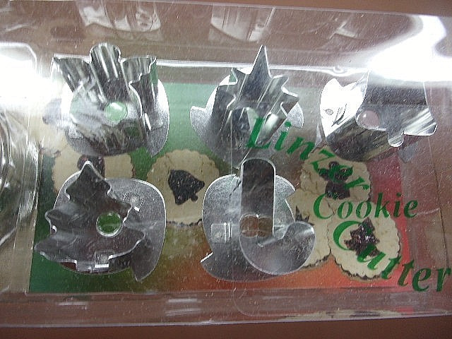 Linzer Christmas Cookie Cutter Set Fluted Round + 6 Holiday Shapes Baking YUMMY! gallery