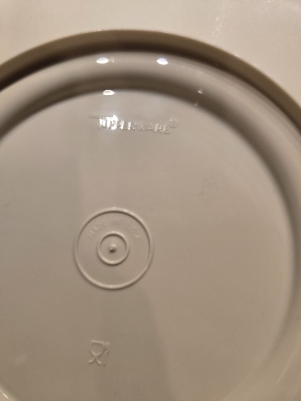 Tupperware Round Plastic Pedestal Cake Stand 1-Tier White/Gray Matte gallery