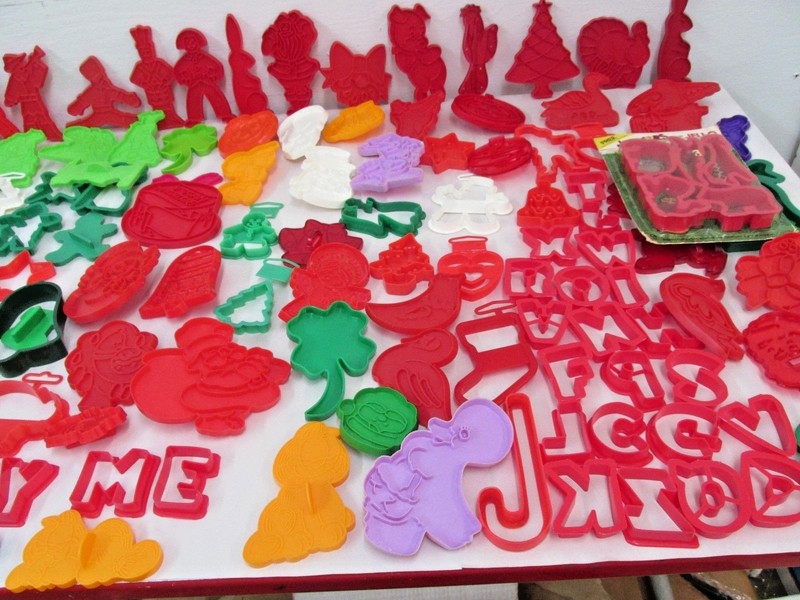 115 JELLO & COOKIE CUTTERS SKULL COW SANTA PIG DRUMMER BOW GINGER BREAD gallery