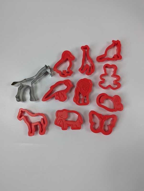 Animal Shaped Cookie Cutters Plastic & Metal Baking Kitchen Gadget EUC