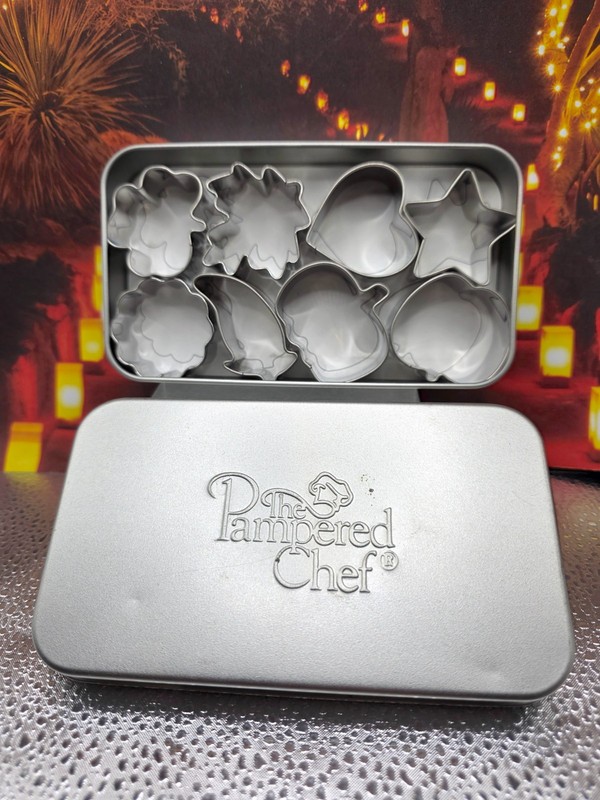 Pampered Chef Creative Cookie Cutters Set of 8 – Storage Tin Box #1095