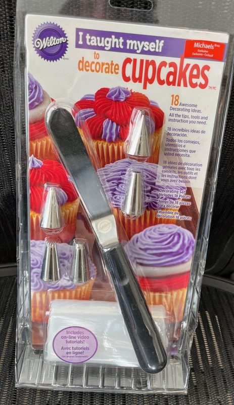 Wilton I Taught Myself Cupcake Decorating Set 18 Piece w/ Spatula & Tips NEW