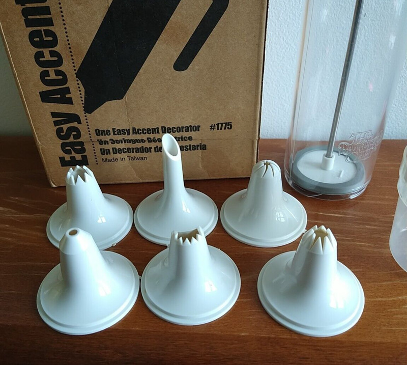 Vtg Pampered Chef Easy Accent Decorator 1775 Icing Baking Kitchen Eggs 6 nozzles gallery