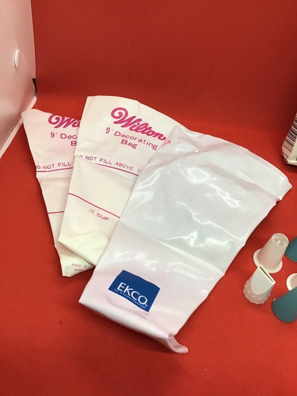 Large Lot of Wilton Cake Decorating Tips, Nozzle And Bags - Plastic gallery