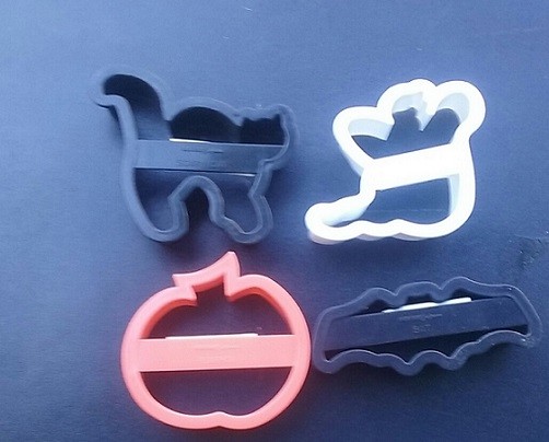 HALLOWEEN COOKIE CUTTER SET BAT CAT GHOST PUMPKIN LOT 4 NEW PLASTIC CUTTERS TAB