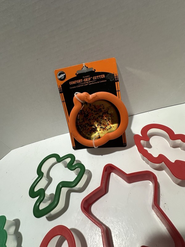 Lot Of 7 Cookie Cutters Holiday Themed Plastic gallery