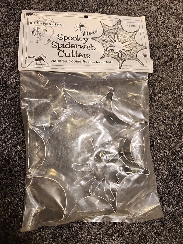 Off The Beaten Path 2pc Cookie Cutter Set Halloween Spider & Web Sealed Spooky