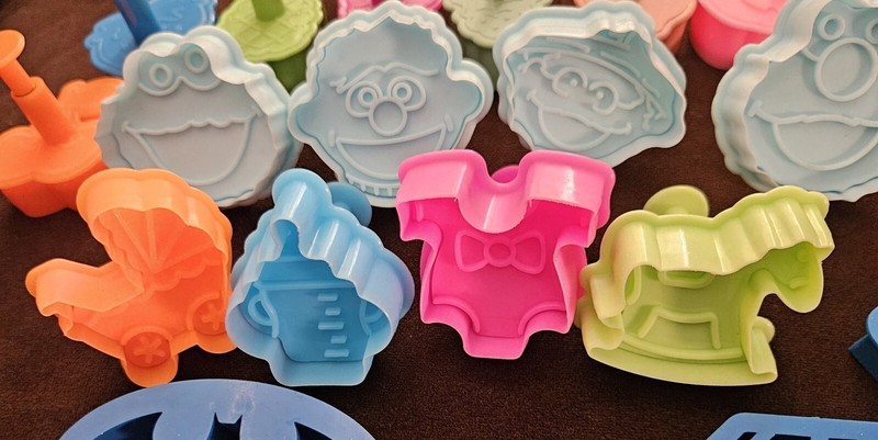PLUNGER COOKIE/FONDANT CUTTER LOT *FRUIT *BABY *HALLOWEEN/FALL *SUPERHERO *NEW gallery