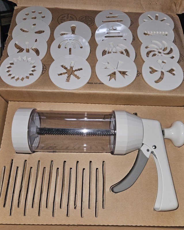 The Pampered Chef Cookie Press 1525 in box (MISSING 1 DISK) gallery
