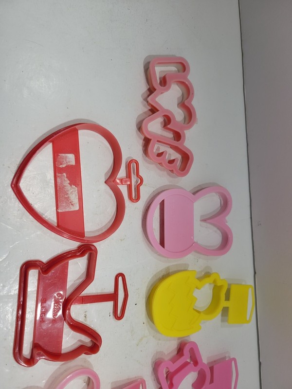 Wilton Comfort Grip 9 Cookie Cutters for Two Teddy Bear Slight Hearts Love gallery