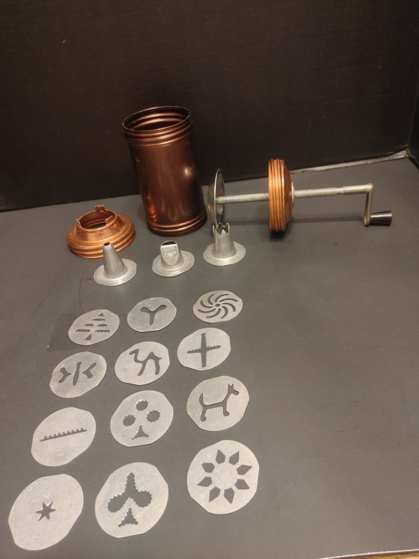 1950’s MIRRO Cookie Press Crank w/ Handle ~ 12 discs and 3 decorating tips