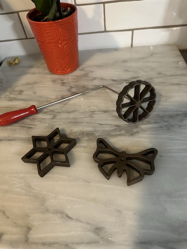 OLD VINTAGE WAFFLE DIPPING CAST IRON CUTTER PATTY SET WOOD HANDLE LOT of 4 Kitch gallery