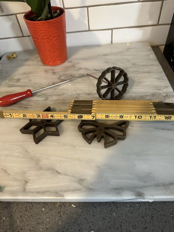 OLD VINTAGE WAFFLE DIPPING CAST IRON CUTTER PATTY SET WOOD HANDLE LOT of 4 Kitch gallery