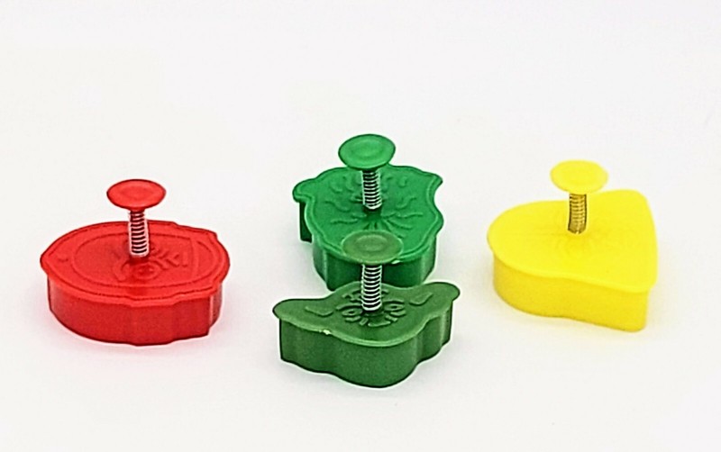 Set of 4 Star Wars Plunger Cookie Cutters + Stainless Steel Food Scraper Chopper gallery