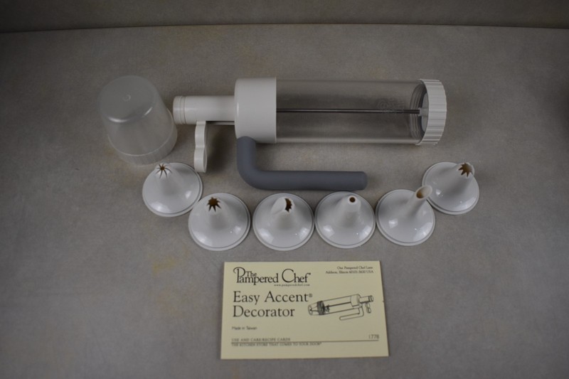 Pampered Chef Easy Accent Decorator 1778 & Bottle Set 1585- Both Complete gallery