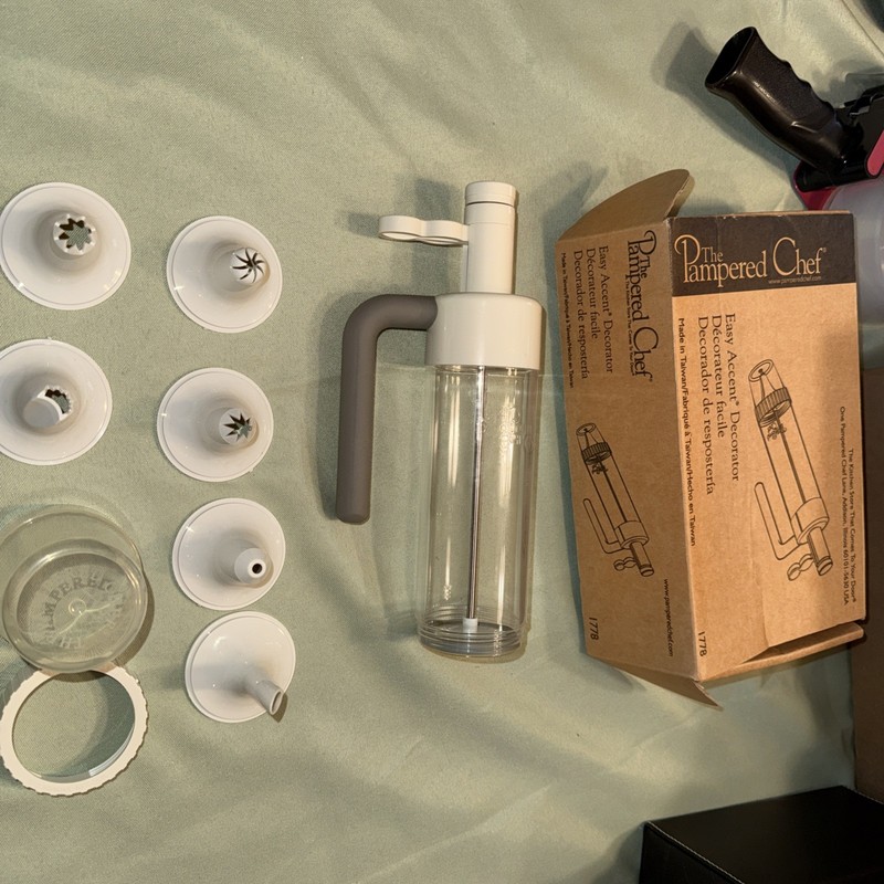 Pampered Chef Easy Accent Decorator 1778 A6 gallery