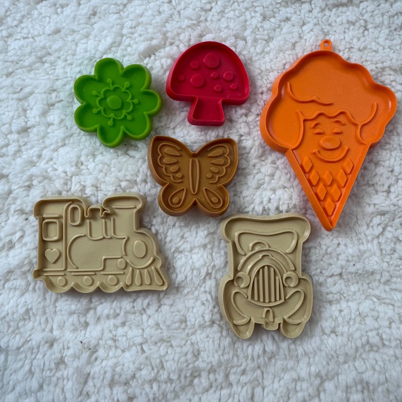 Vintage Cookie Cutters (80s/90s) – Various Designs (set of 6)