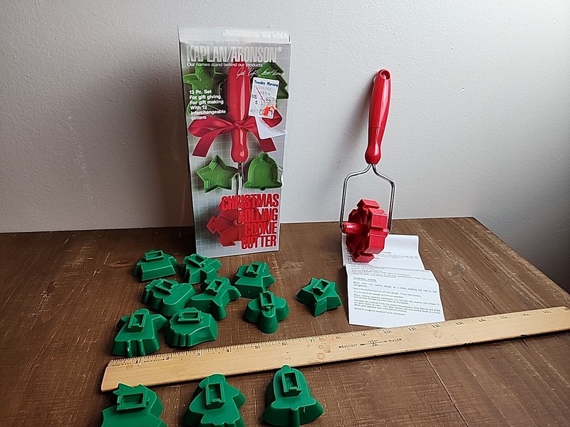 Kaplan Aronson Christmas Rolling Cookie Cutter 12 shapes –