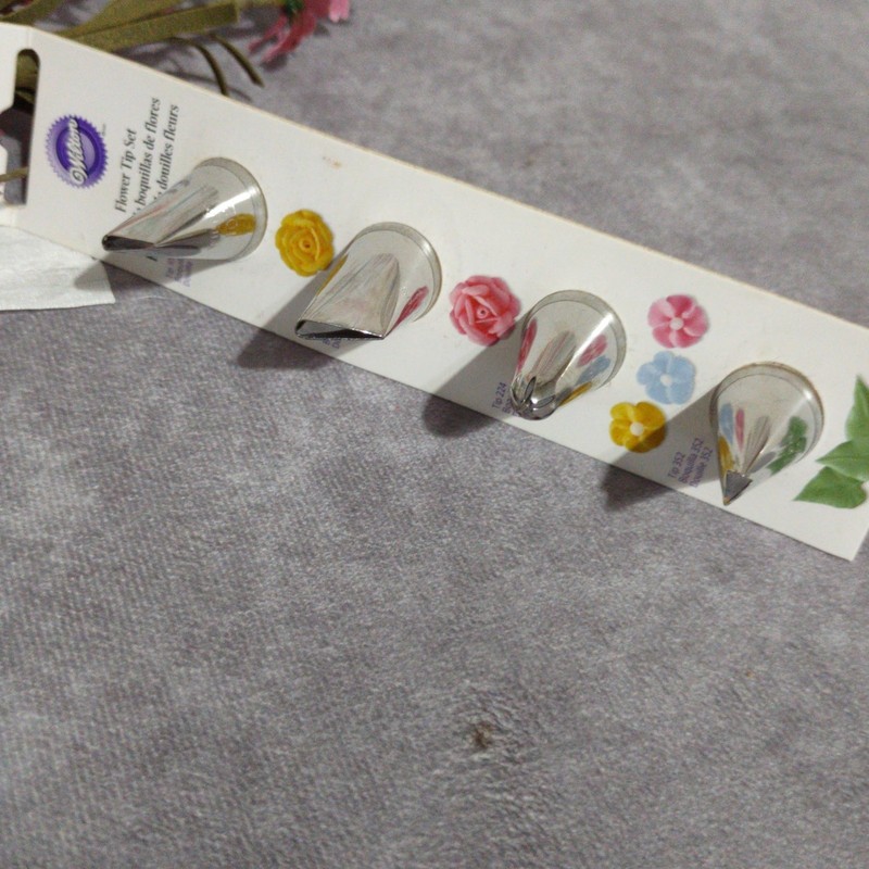 Wilton Flower Tip Decorating Set 4 Flower Tip 102, 104, 224, 352 NEW IN PACKAGE gallery
