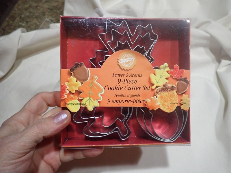 Wilton Mini Cookie Cutters Harvest Fall Halloween Leaves & Acorn Set of 9 gallery