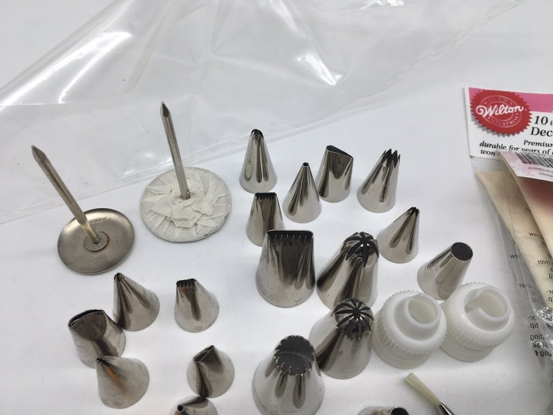 Lot of 38 Cake Decorating Piping Tips & Pastry Bags Derby Clowns Wilton Lot gallery