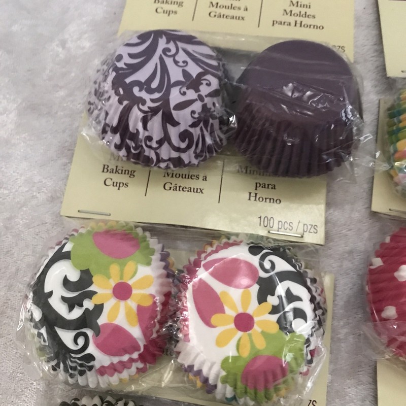 Wilton Baking, Celebrate It, Cupcakes Mini Liners 1,750 Holiday Plain gallery