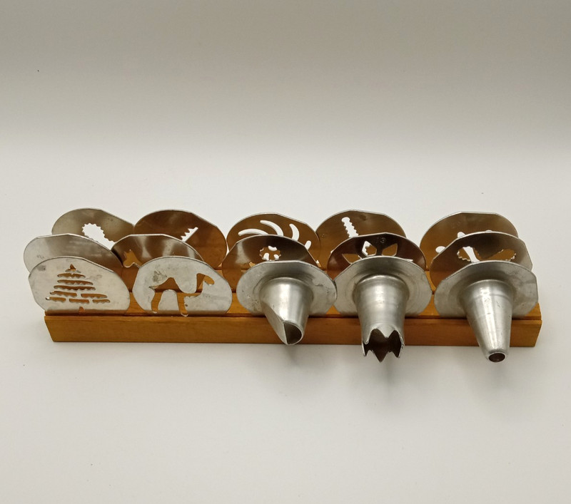 Vintage Mirro Cookie Pastry Press w/ Handle 12 Discs 3 Decorating Tips Aluminum gallery