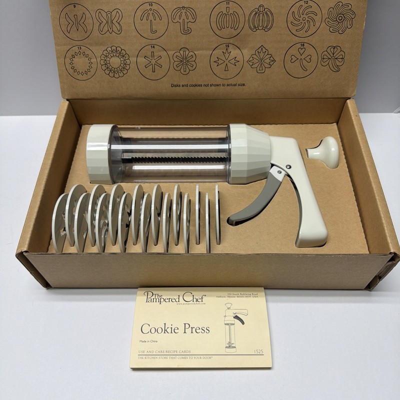 Pampered Chef Cookie Press with 16 Discs 1525 New In Box.