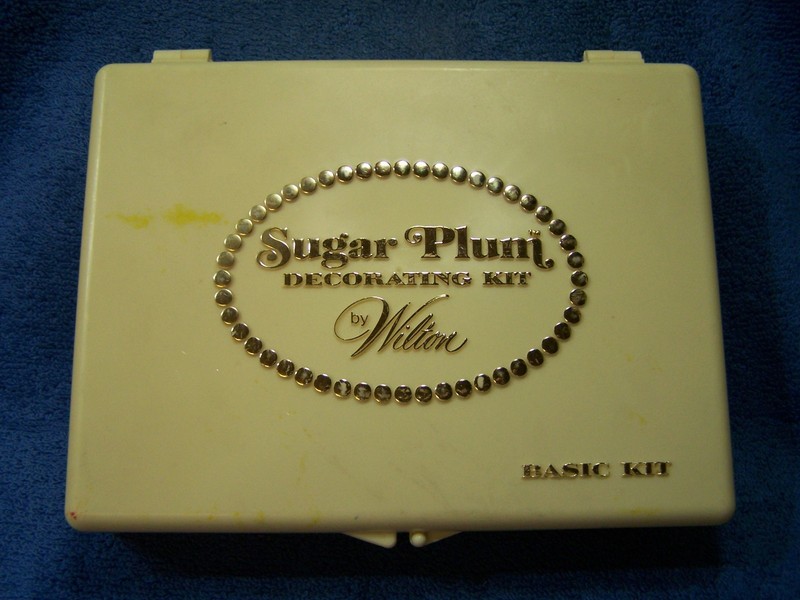 Vintage Wilton Sugar Plum Decorating Basic Kit, 1970s with added Tips