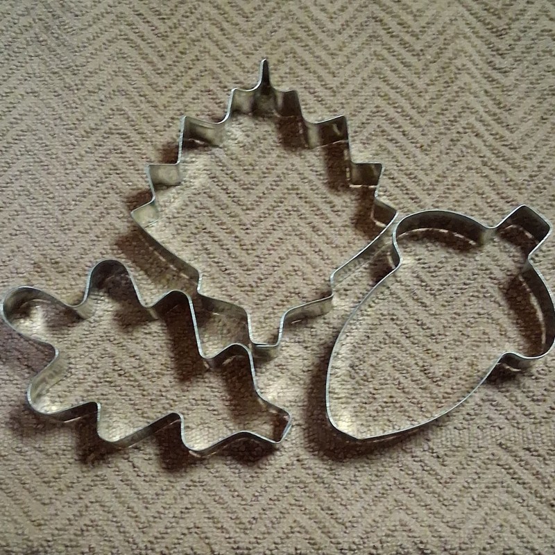 Vintage Autumn Metal Cookie Cutter Set – Maple Leaf, Oak Leaf & Acorn