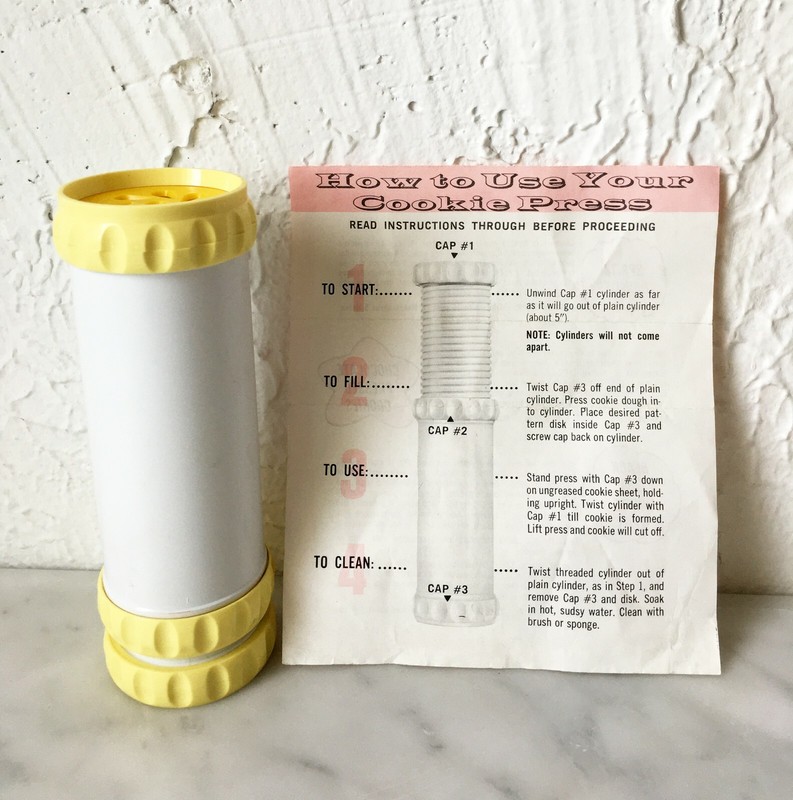VIntage Cookie Press – Plastic Yellow & White – Instructions