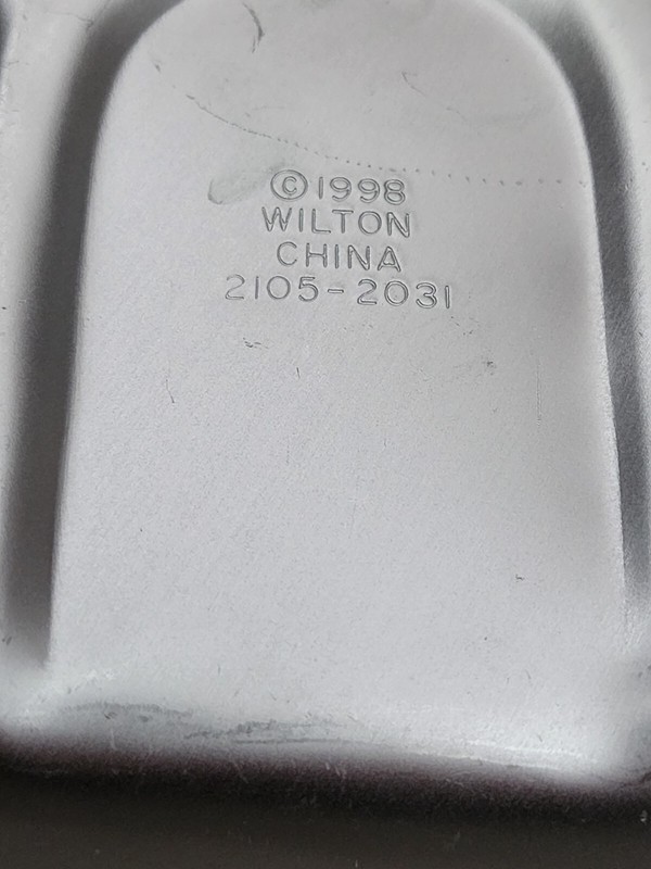 1998 WILTON CAKE PAN ENCHANTED CASTLE #2105-2031 PRE-OWNED UNUSED gallery