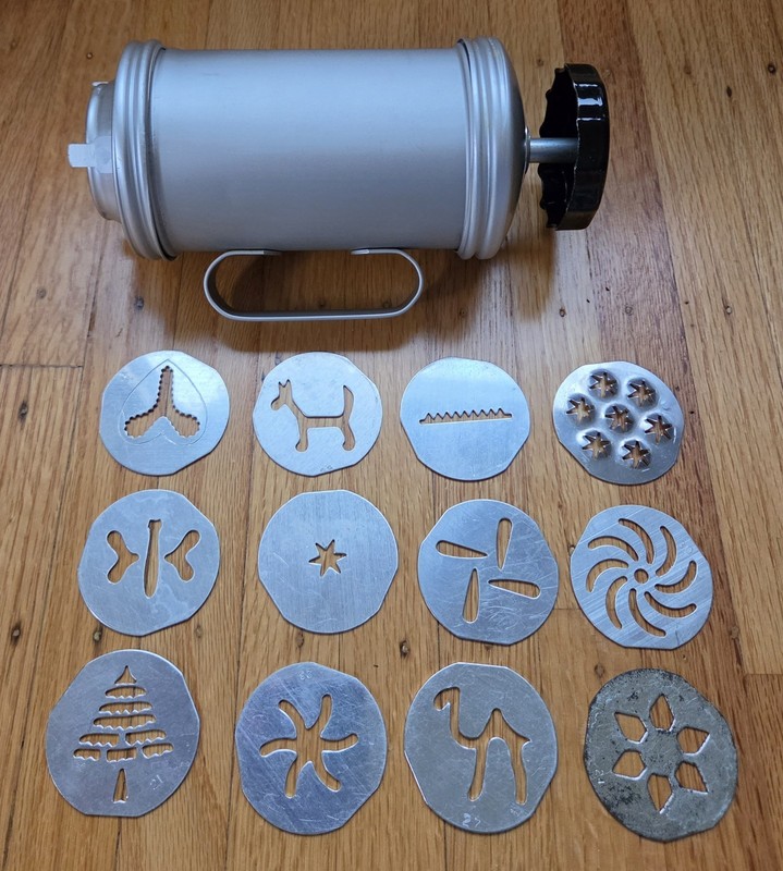 VINTAGE MIRRO COOKIE PRESS WITH 12 DISCS — ALUMINUM
