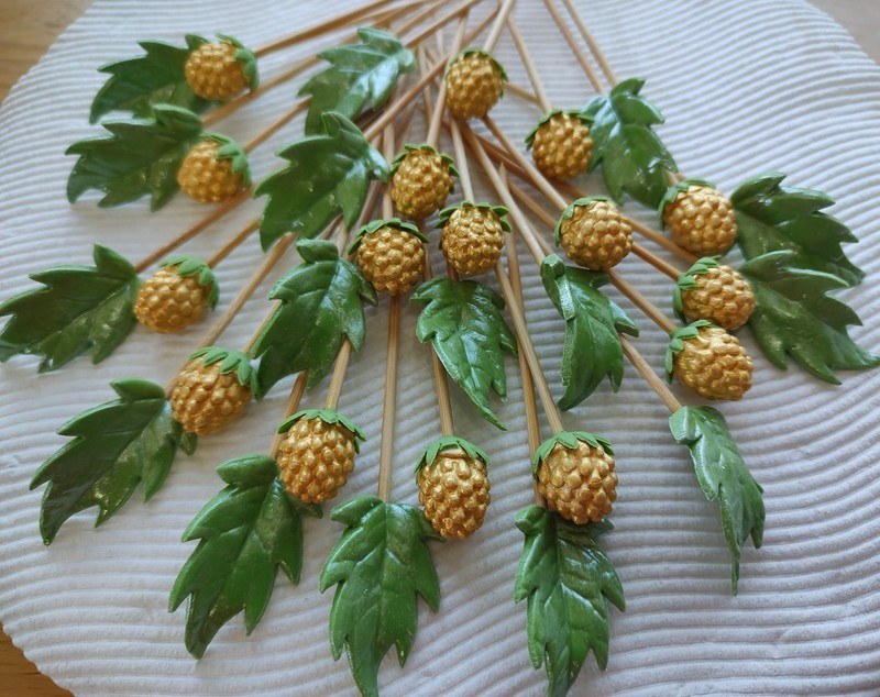 16 GUM PASTE BERRIES & LEAVES (other colors available) Decorate Your Own Cakes!! gallery