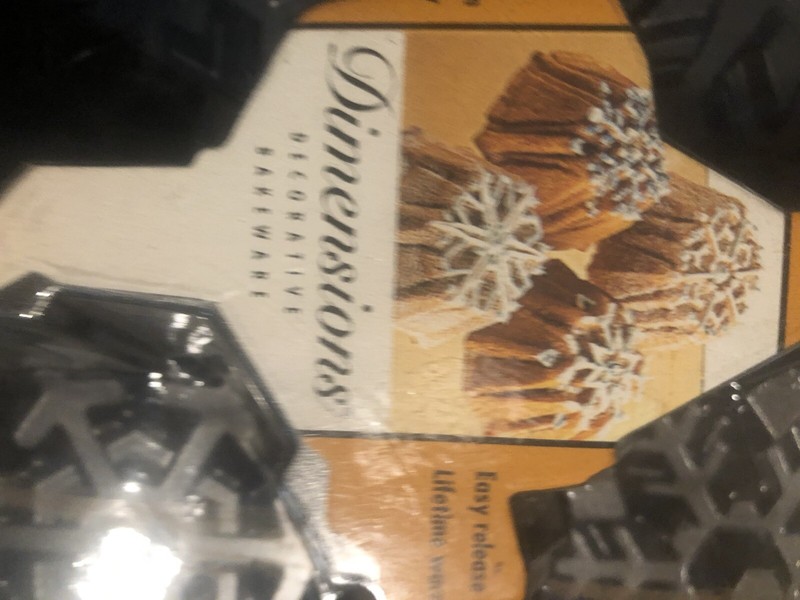 Mini Snowflakes Dimensions 4 Cavity Cake Pan from Wilton 5028 NEW gallery