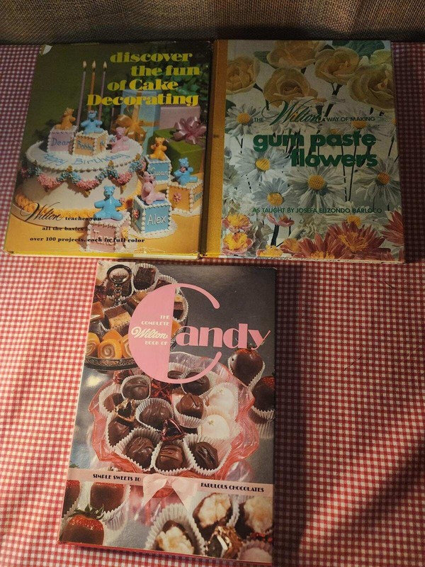 11 Piece Mixed Lot Vintage Wilton Cake Decorating Books gallery
