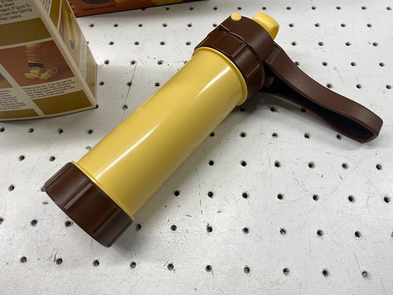 Vintage Hutzler-Gerda Easy Action Cookie Press Food Decorator Yellow 690 Set gallery