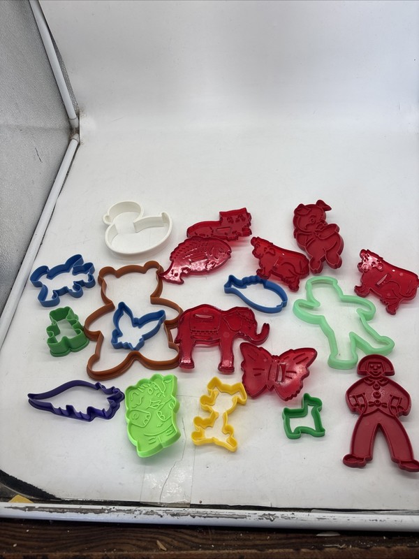 19 Animal Shaped Hard Plastic Cookie Cutters Cow Fish Cat Butterfly Dog Pig More