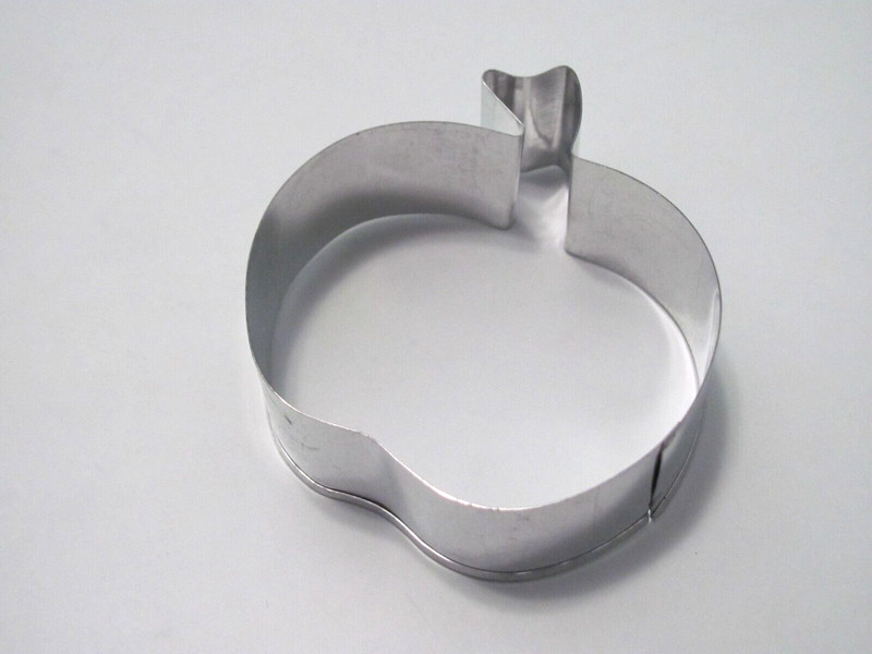 PRE-OWNED TIN ALUMINUM PUMPKIN SHAPED COOKIE CUTTER