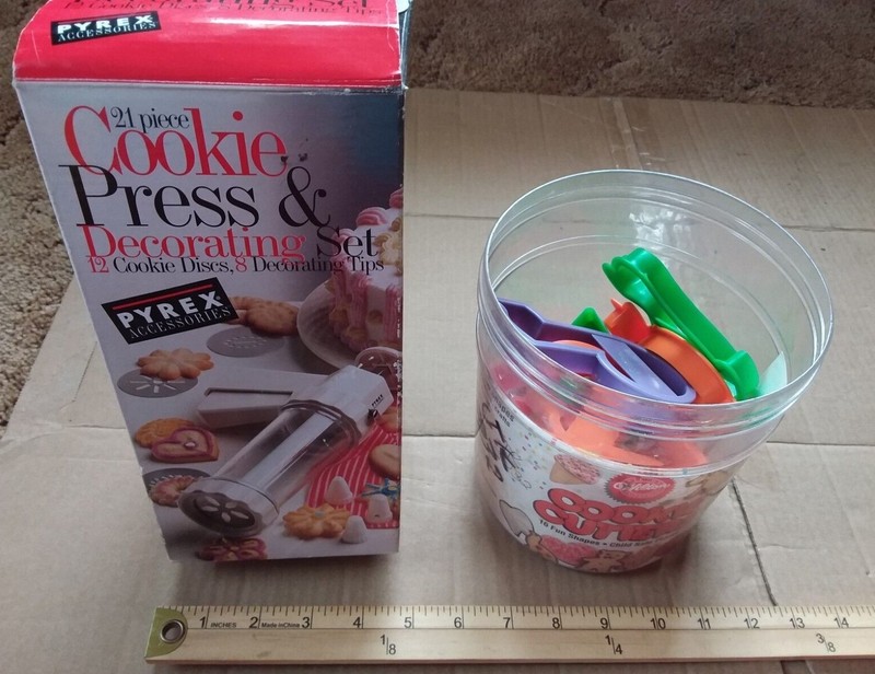 Lot of 14 Includes Cookie Press & Decorating Set & 13 Cookie Cutters – Used