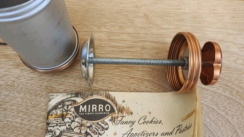 Vintage Mirro Cookie Pastry Press M-0358-22 - 12 discs 3 pastry tips gallery
