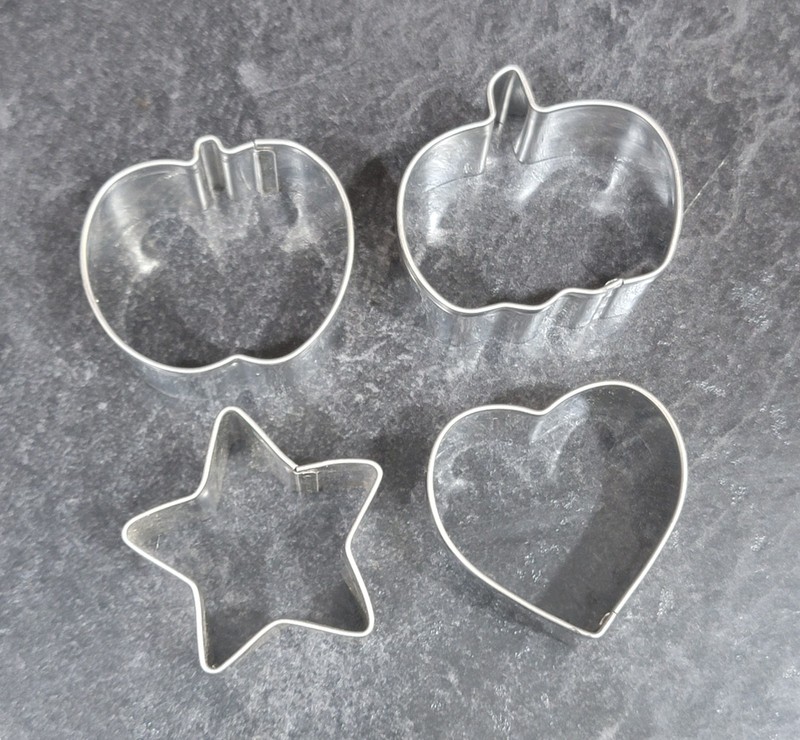 Pampered Chef Creative Cutters Set #1095 w/ Tin – 8 Mini Cookie Cutters EUC gallery