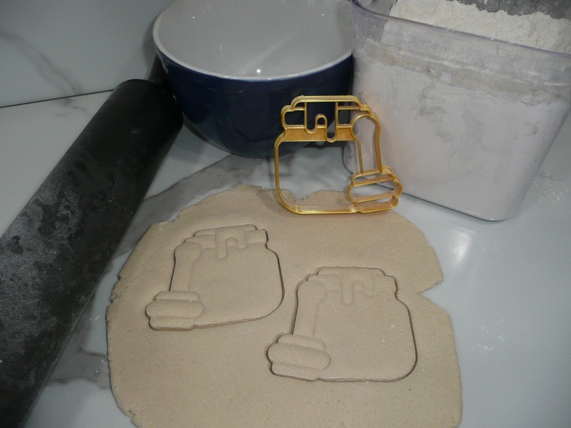 HONEY BEE HIVE HONEYCOMB SET OF 5 COOKIE CUTTERS MADE IN USA PR1984 gallery