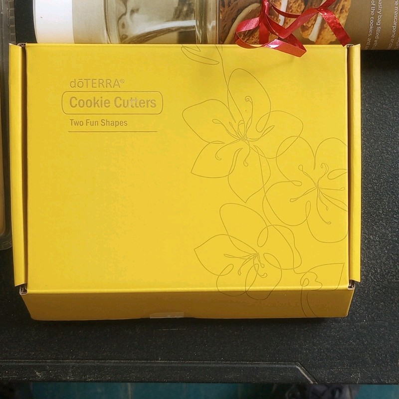 doTERRA Cookie Cutters Set of 2 Metal Fun Shapes, Yellow Floral Theme