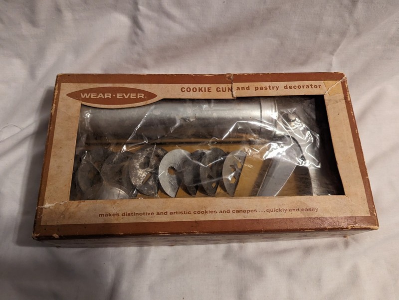 Vintage Wearever Cookie gun and pastry Decorator 10 Cookie And 2 Decorator Tips