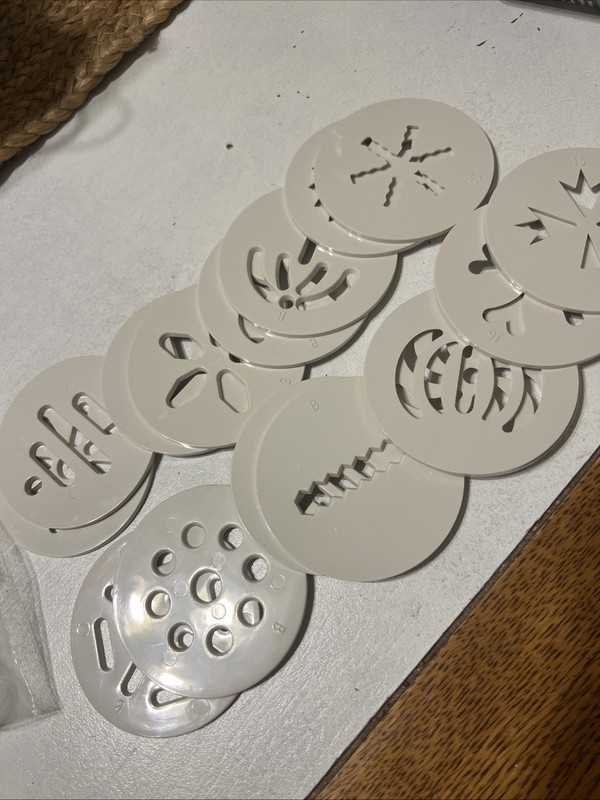 The Pampered Chef COOKIE PRESS #1525 REPLACEMENT PARTS 16 Piece DISKS Discs