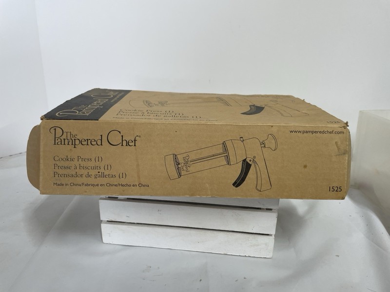 The Pampered Chef 1525 Cookie Press with 16 Discs White No Instruction Booklet gallery