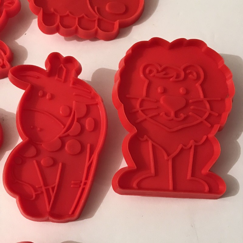 Vtg Animal Cookie Cutter Set 9 Plastic w Box Made Hong Kong Red approx 3" gallery