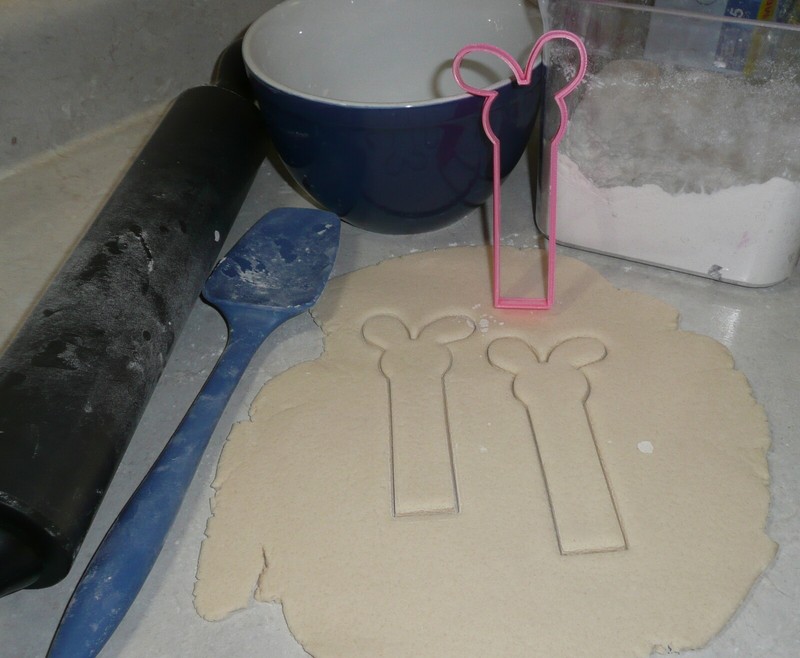 EASTER BUNNY OUTLINE STICK SPRING SEASON RABBIT EARS COOKIE CUTTER USA PR2432